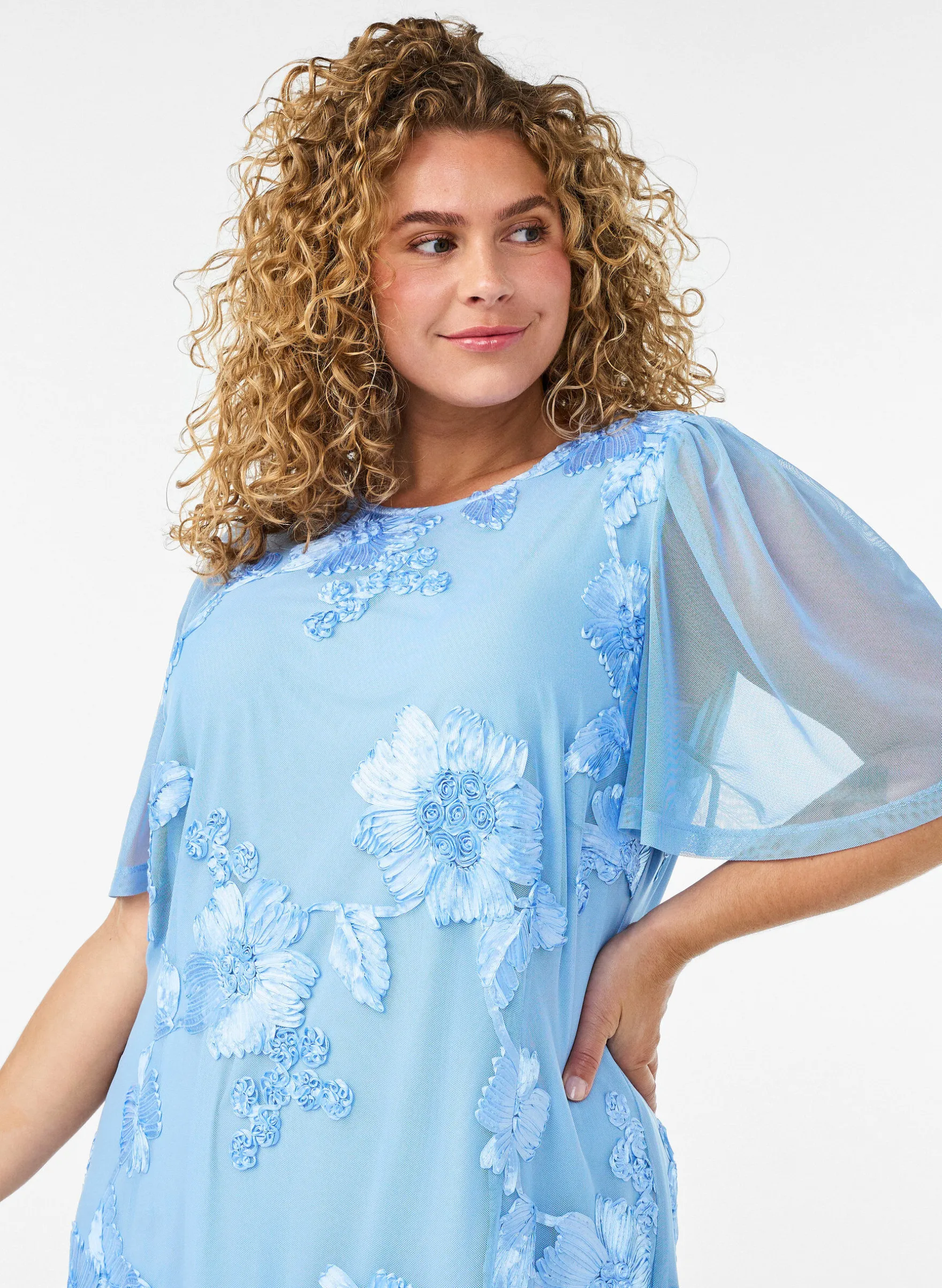 Mesh-Kleid mit floralen Applikationen