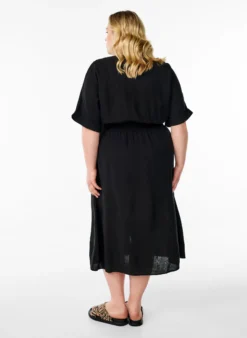 Midikleid aus Leinen und Viskose mit vorderen Schlitzen.