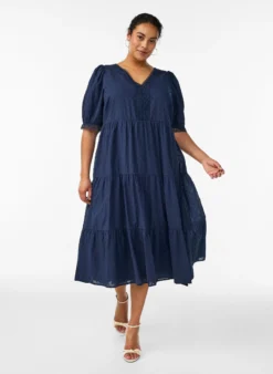 Midikleid aus strukturierter Baumwolle mit Häkeldetails