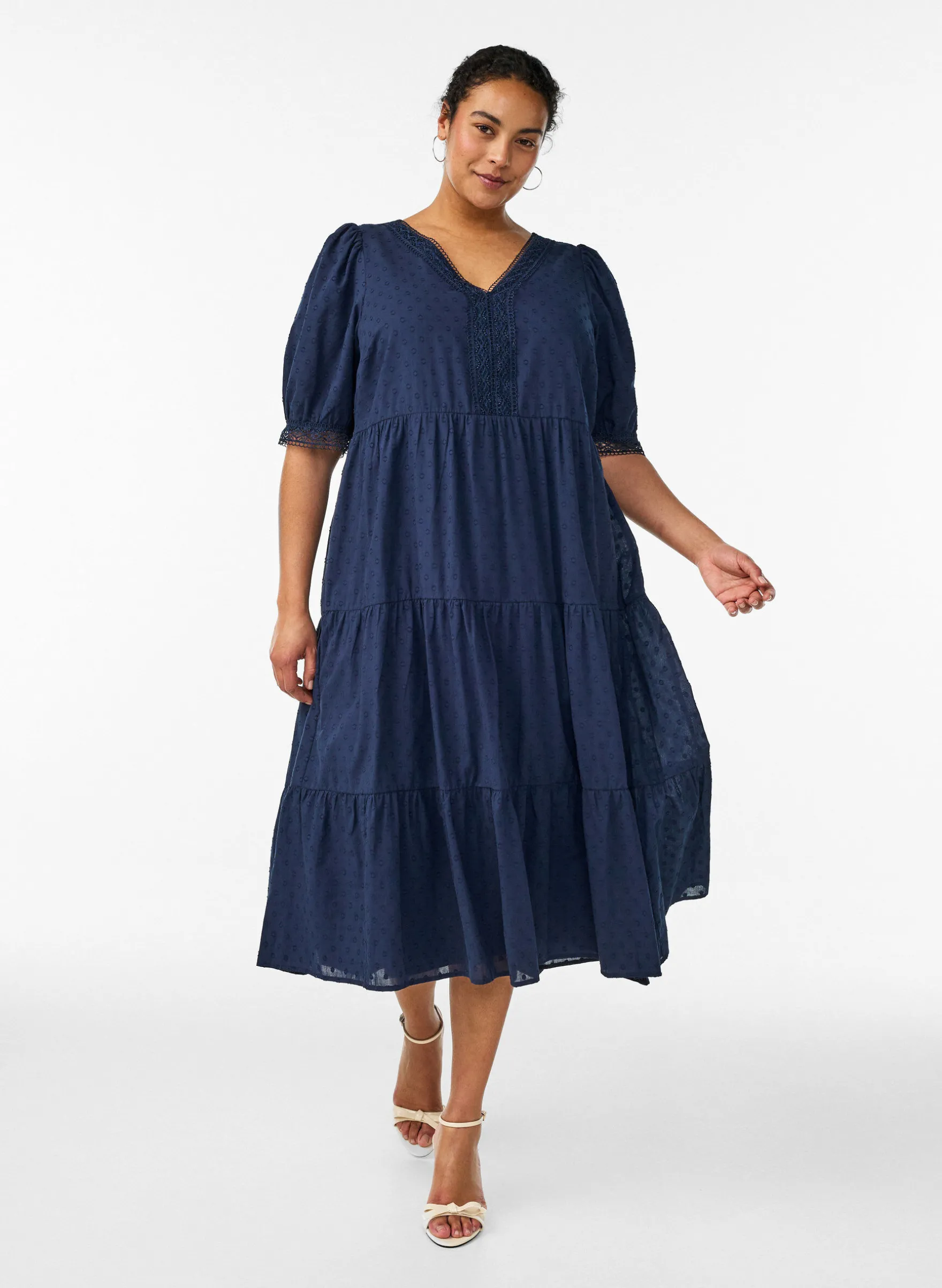Midikleid aus strukturierter Baumwolle mit Häkeldetails