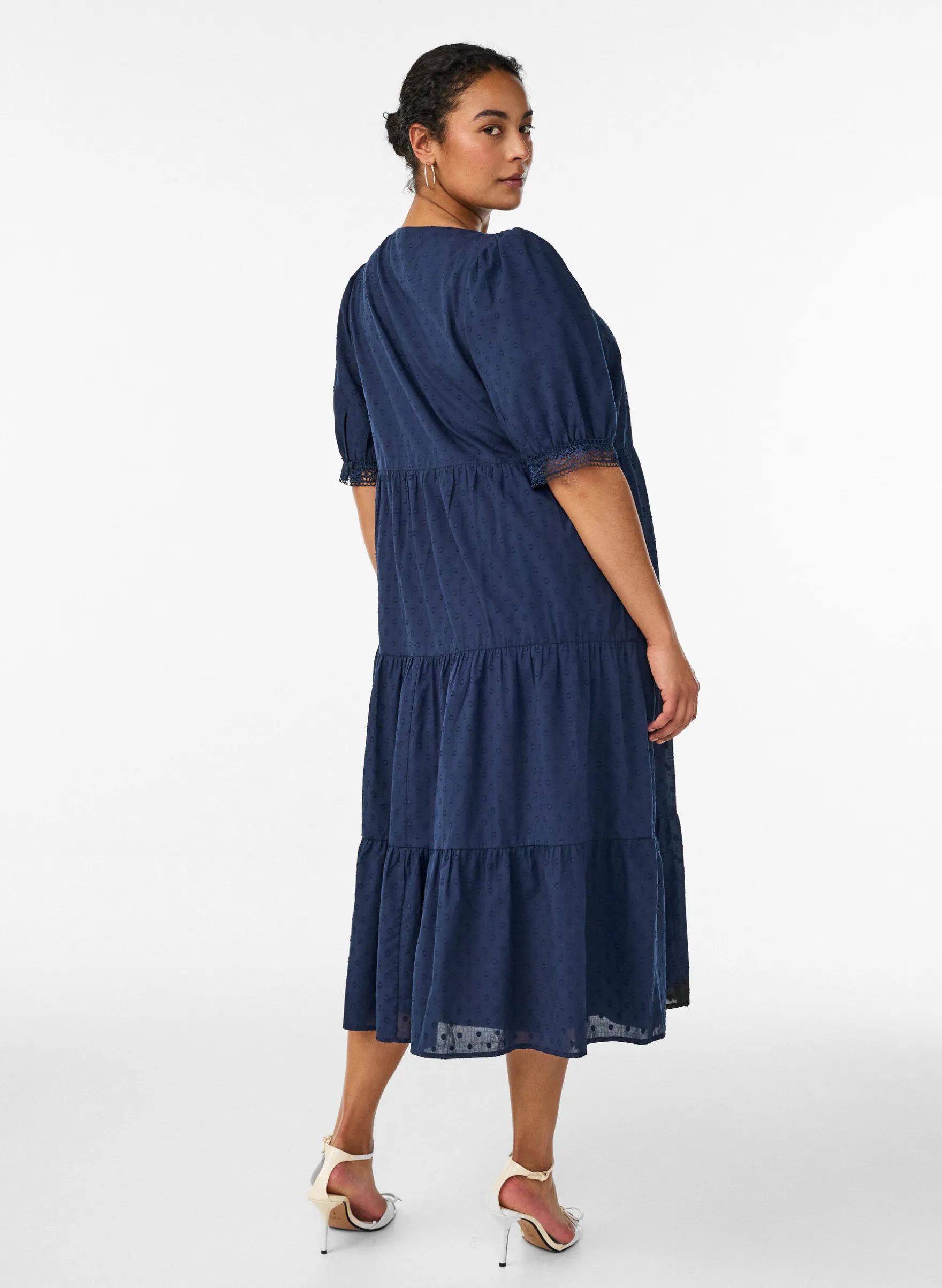 Midikleid aus strukturierter Baumwolle mit Häkeldetails