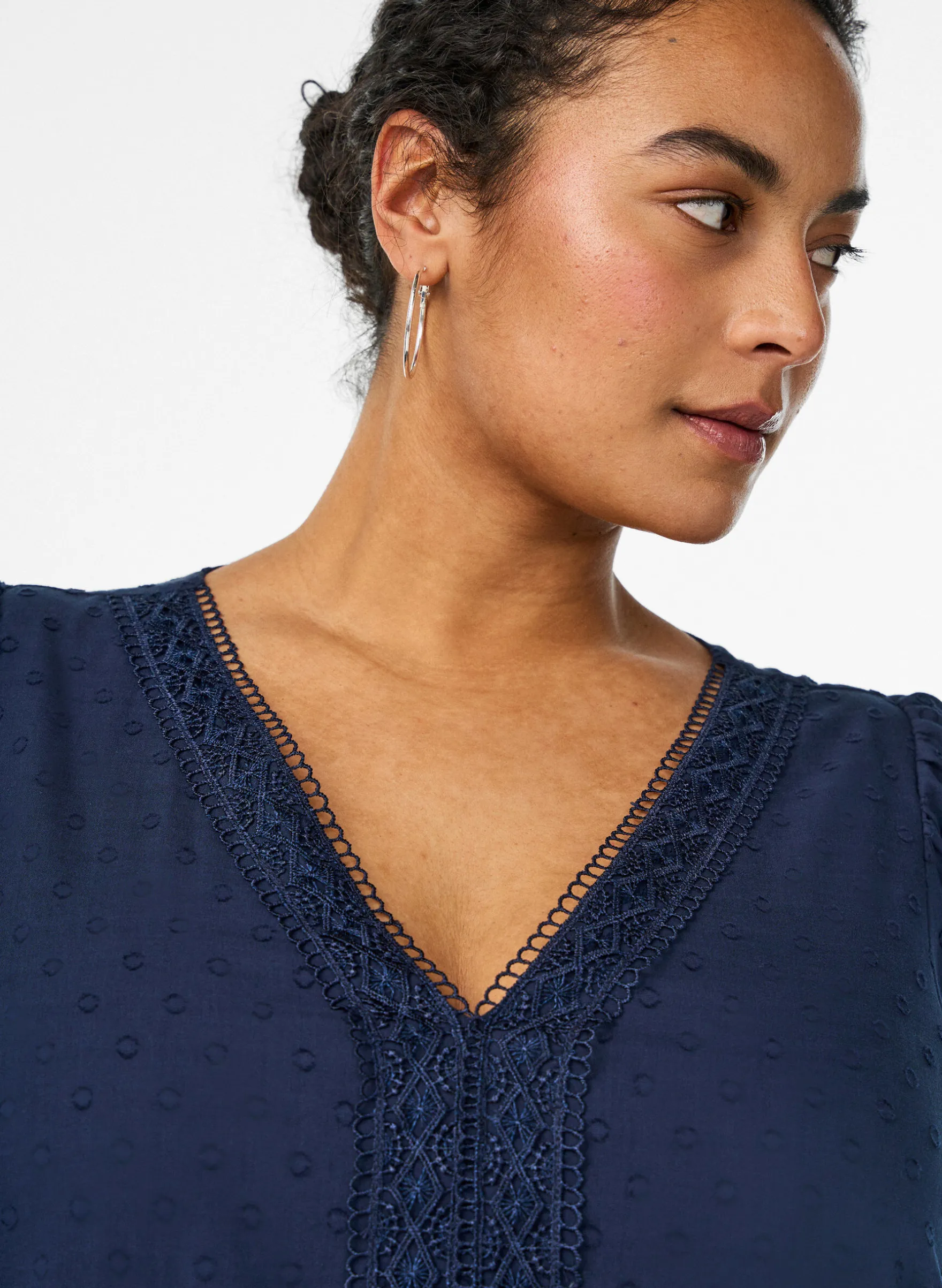 Midikleid aus strukturierter Baumwolle mit Häkeldetails