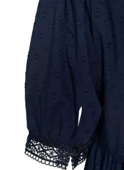 Midikleid aus strukturierter Baumwolle mit Häkeldetails
