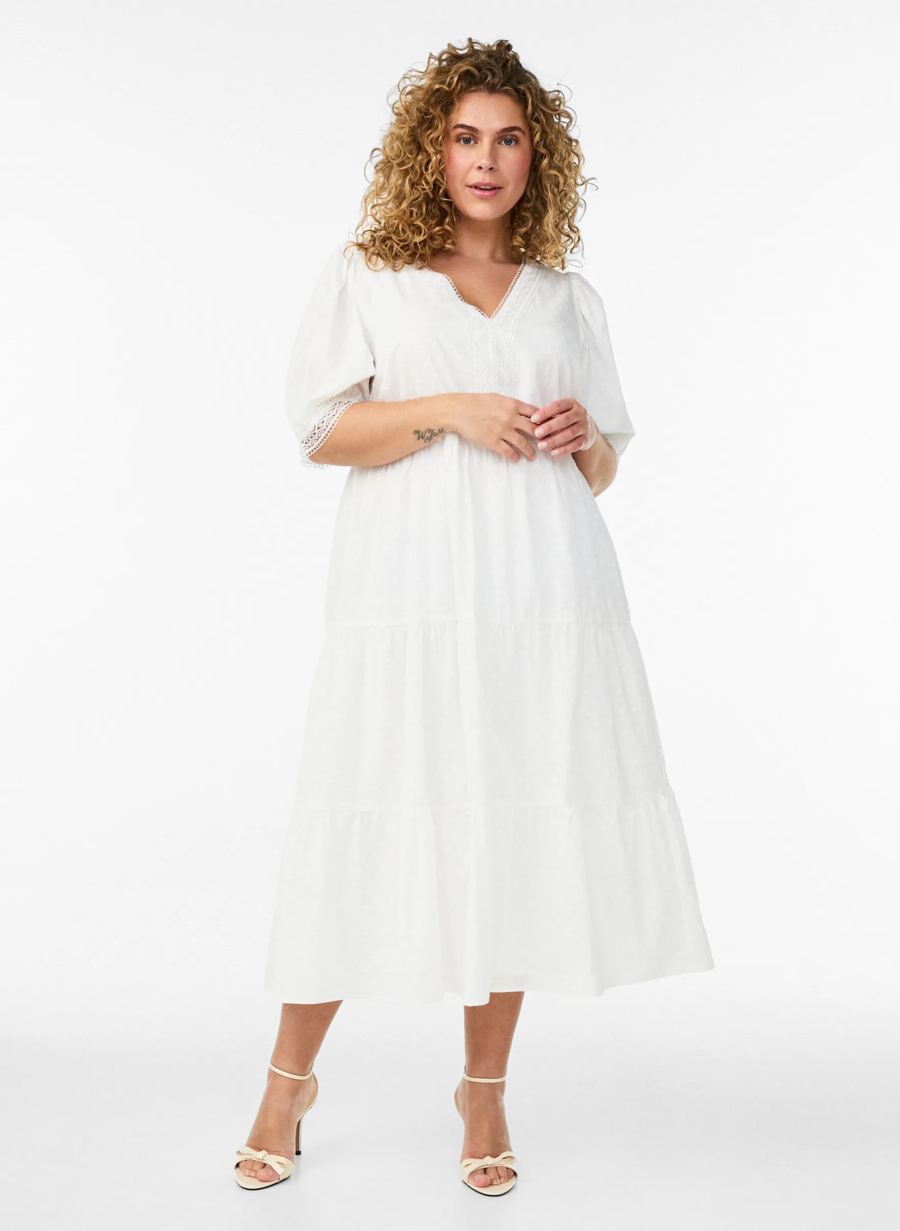 Midikleid aus strukturierter Baumwolle mit Häkeldetails