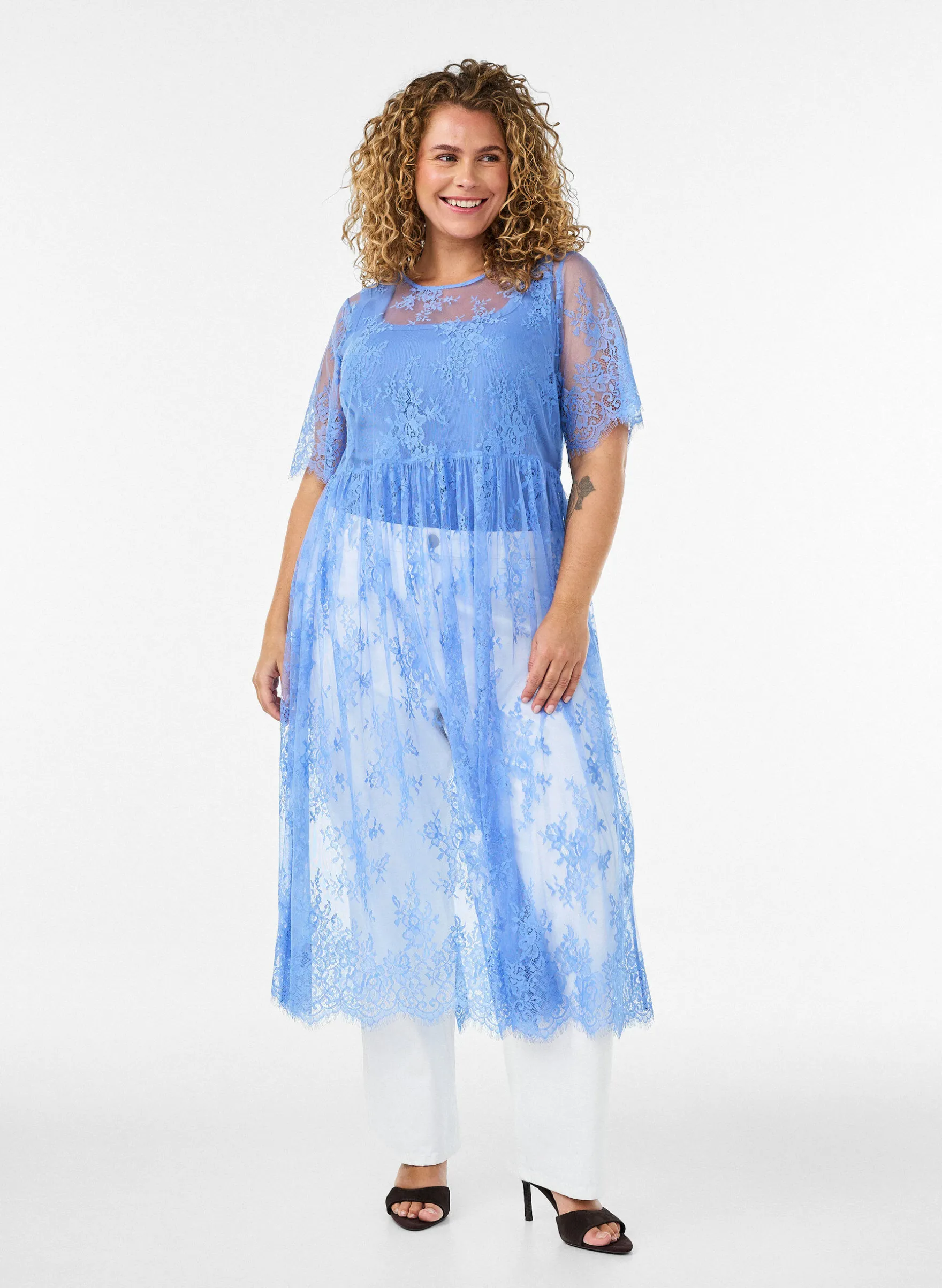 Midikleid aus transparenter Spitze mit kurzen Ärmeln