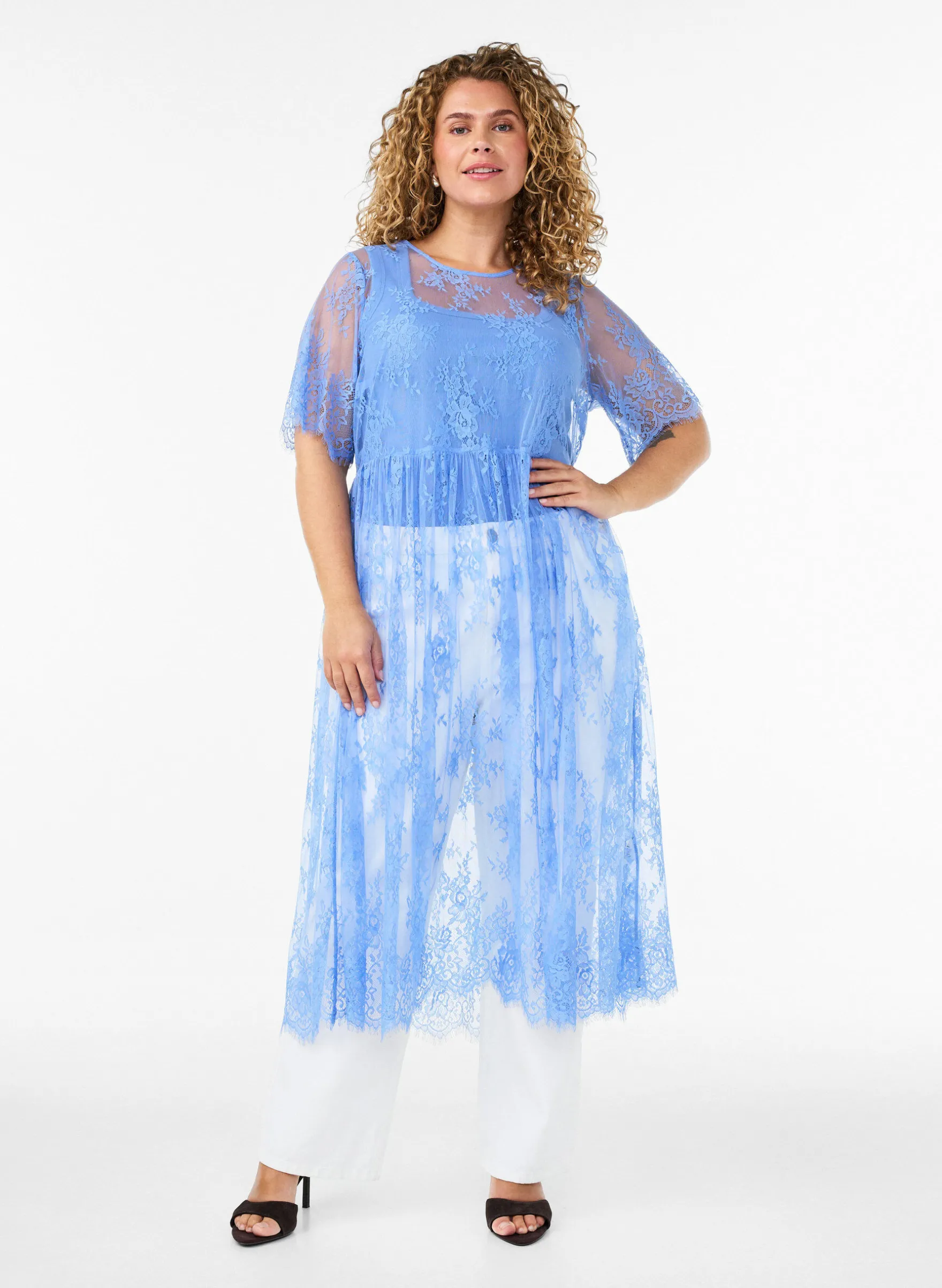 Midikleid aus transparenter Spitze mit kurzen Ärmeln