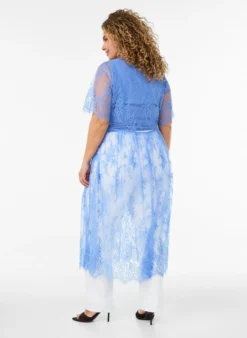 Midikleid aus transparenter Spitze mit kurzen Ärmeln