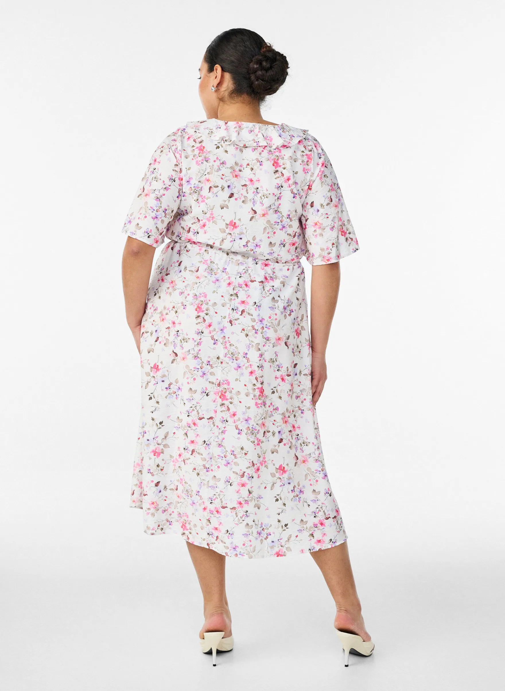 Midikleid aus Viskose mit geblümtem Muster und Rüschenkragen