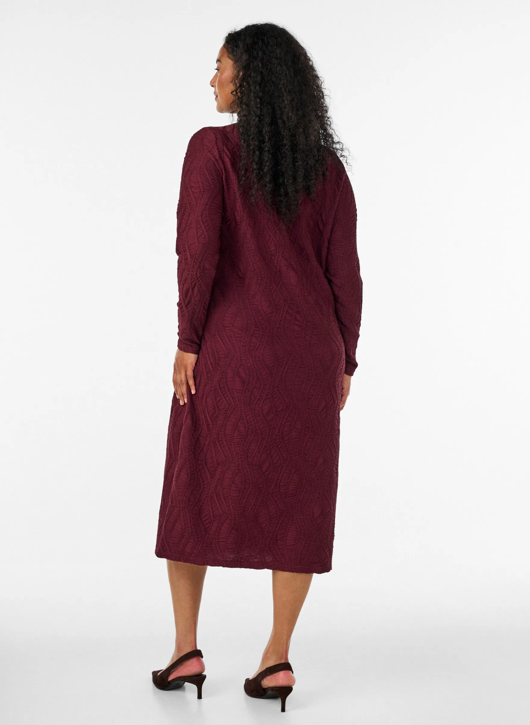 Midikleid mit gewellter Struktur und langen Ärmeln