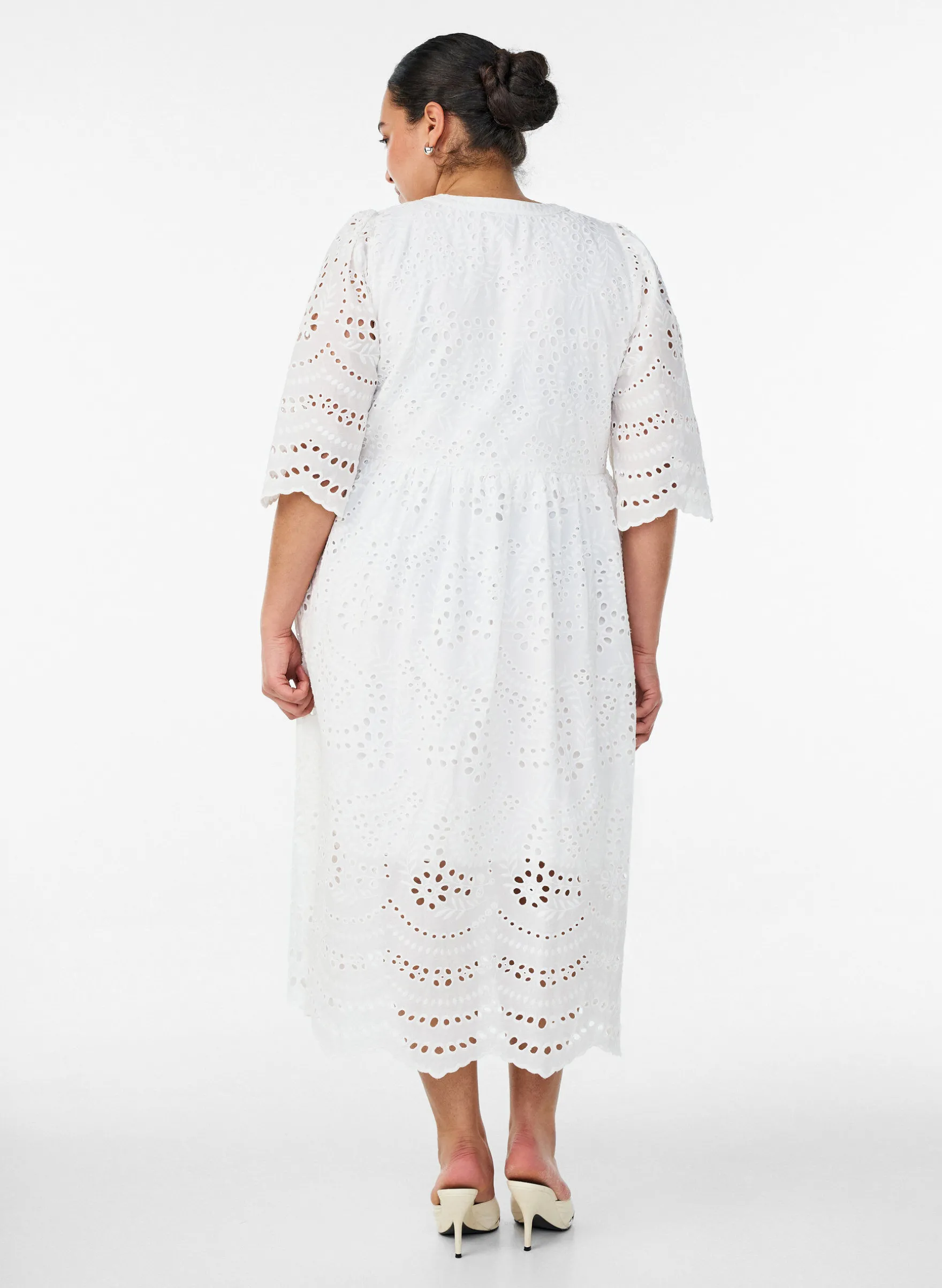 Midikleid mit Lochstickerei und Empire-Linie
