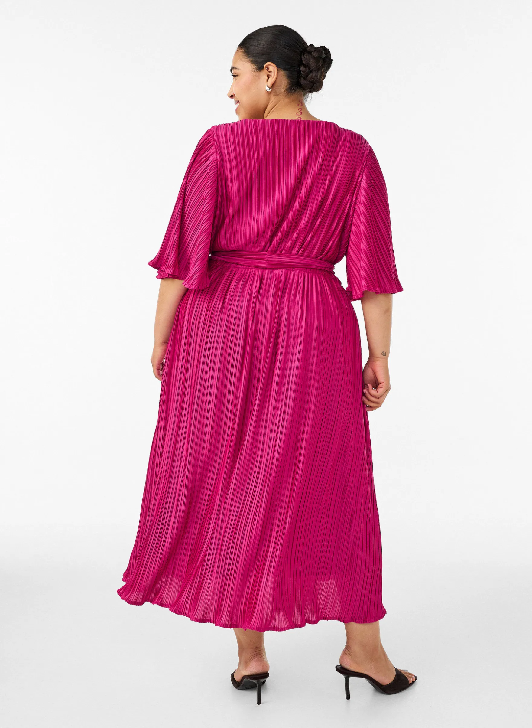 Midikleid mit Plisseefalten und Fledermausärmeln