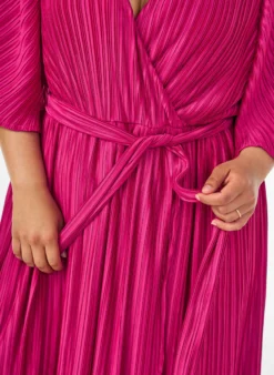 Midikleid mit Plisseefalten und Fledermausärmeln