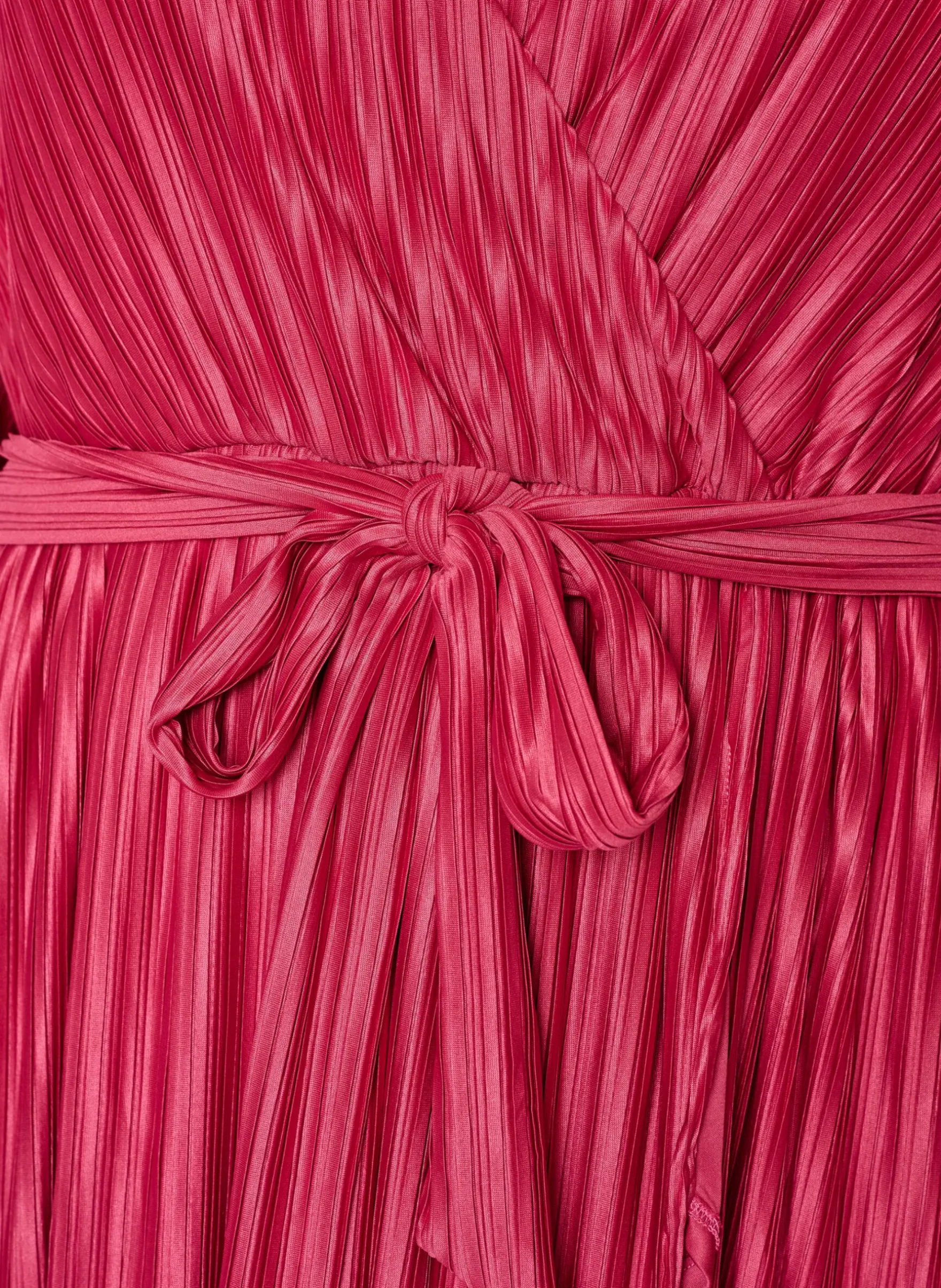 Midikleid mit Plisseefalten und Fledermausärmeln