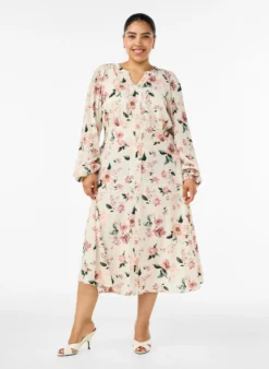 Midikleid mit Smock und Zierknöpfen