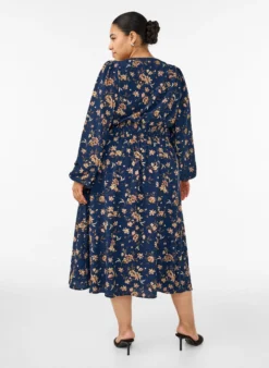 Midikleid mit Smock und Zierknöpfen