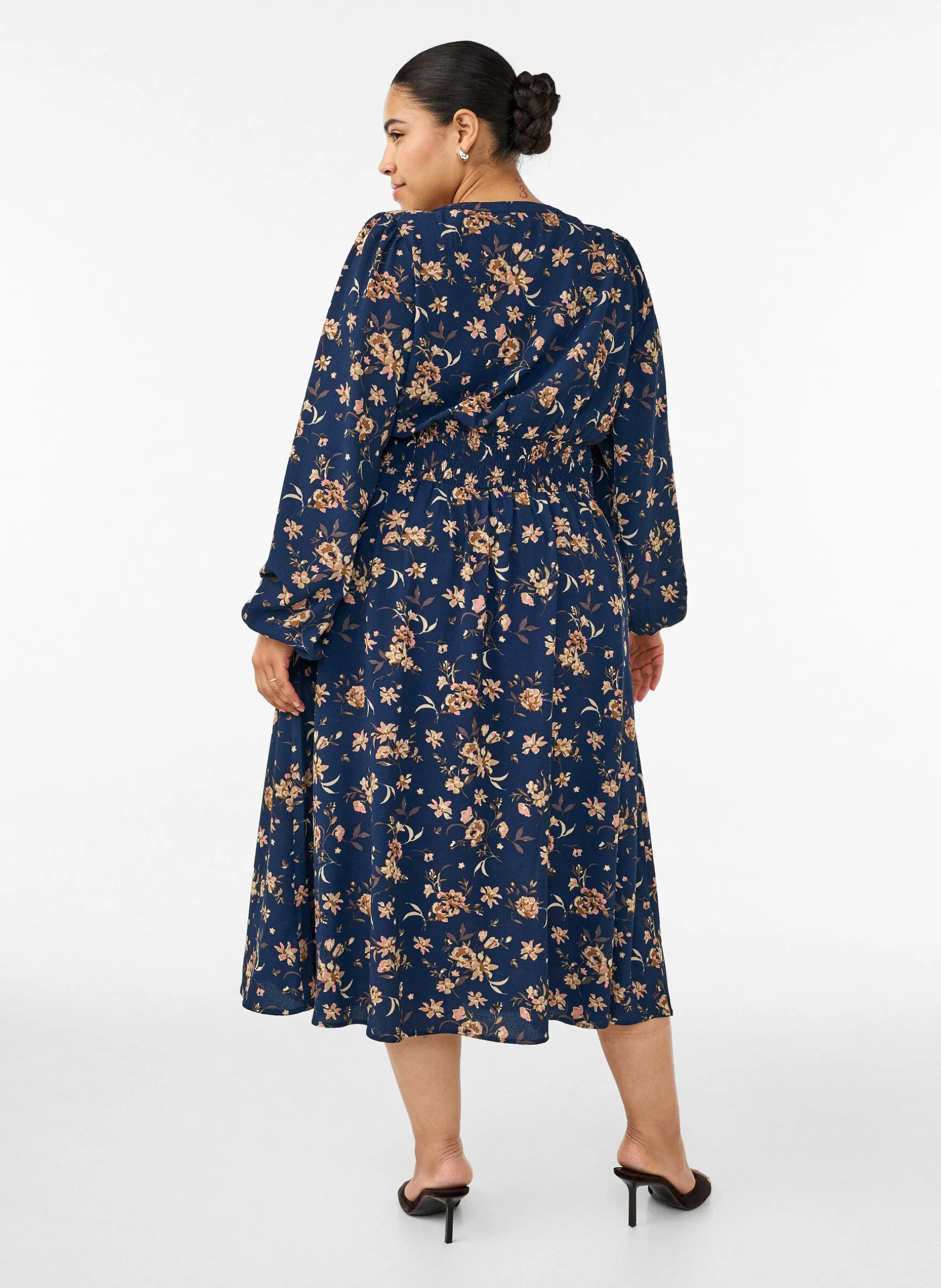 Midikleid mit Smock und Zierknöpfen