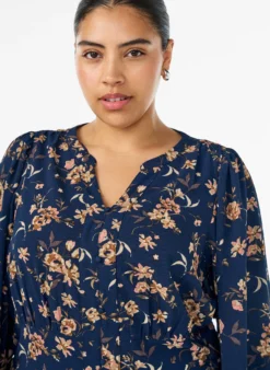 Midikleid mit Smock und Zierknöpfen