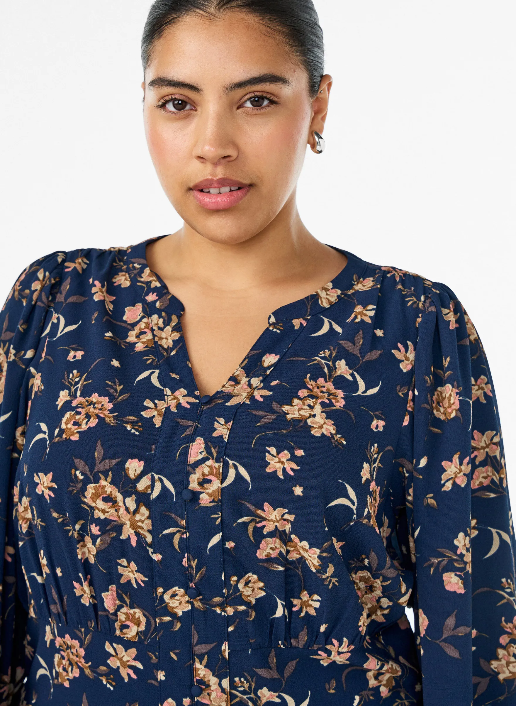 Midikleid mit Smock und Zierknöpfen