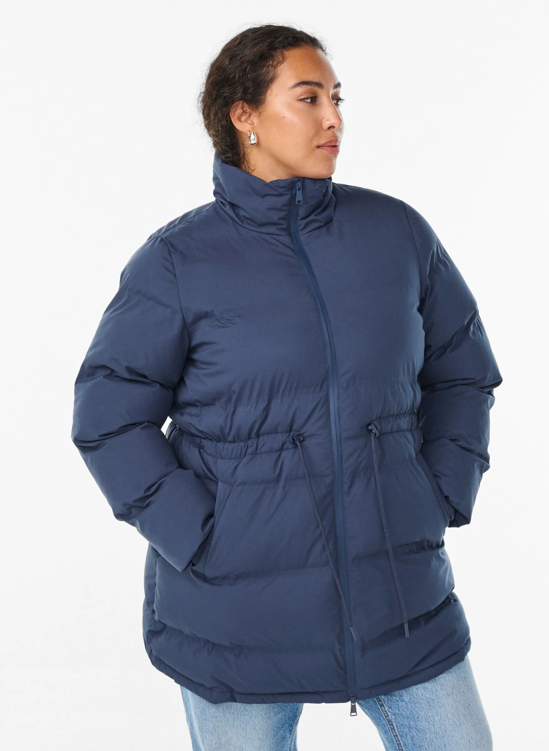 Mittellange Pufferjacke mit verstellbarer Taille