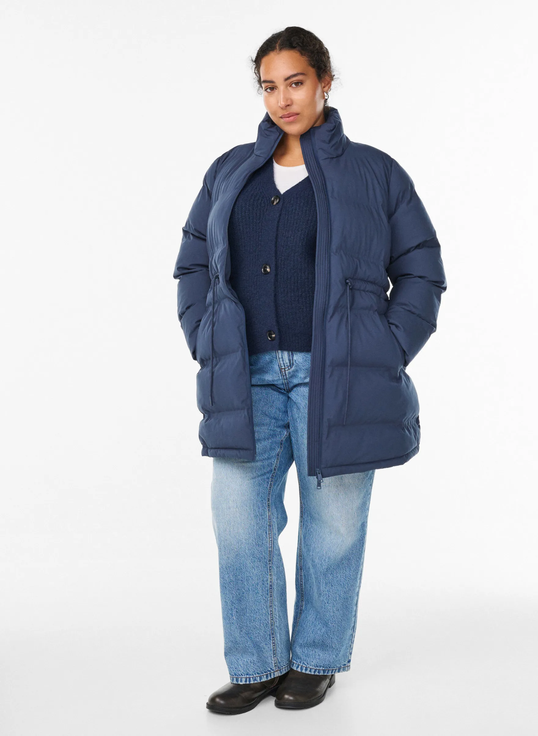 Mittellange Pufferjacke mit verstellbarer Taille