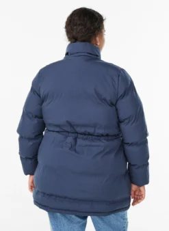 Mittellange Pufferjacke mit verstellbarer Taille