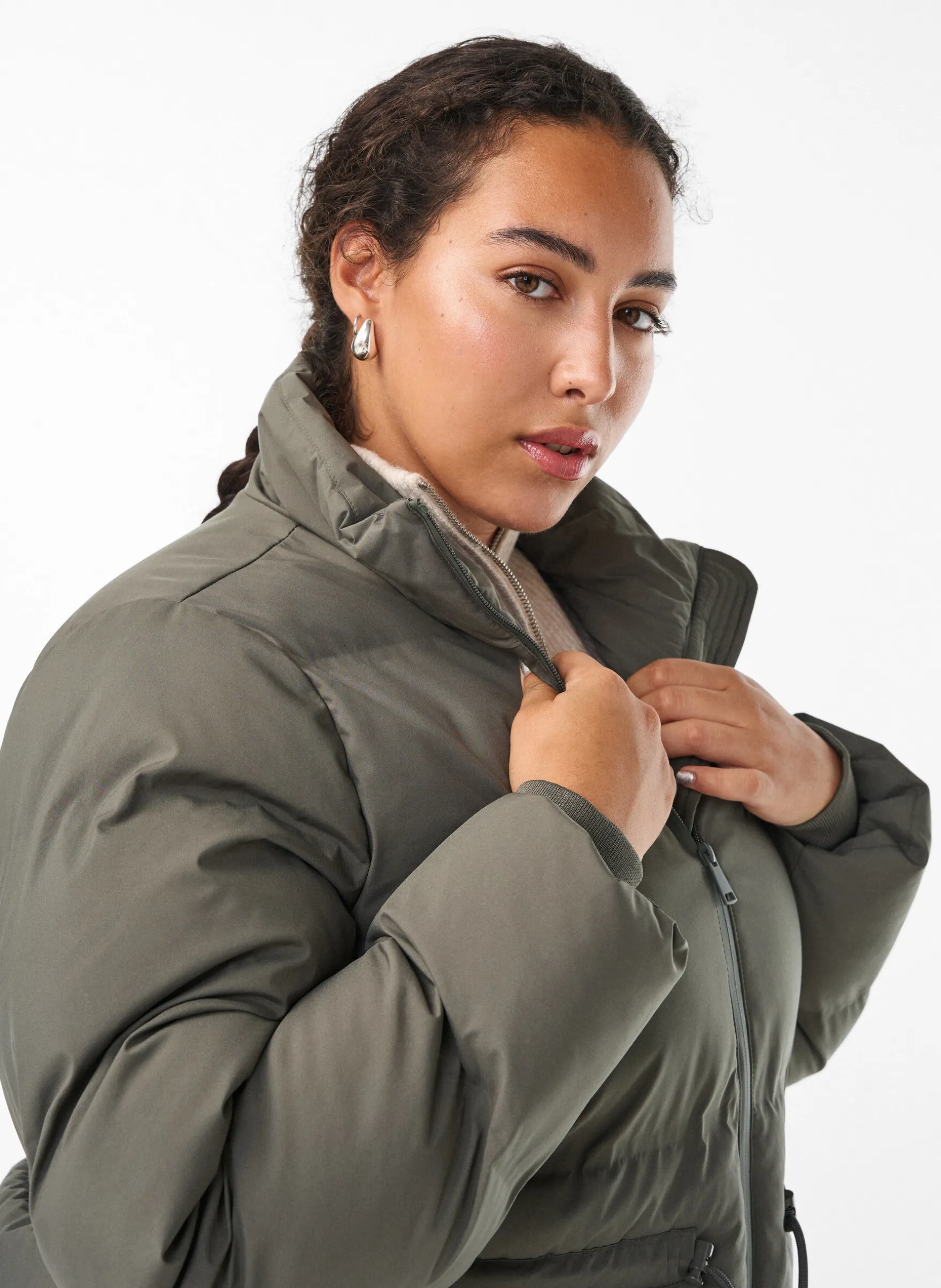 Mittellange Pufferjacke mit verstellbarer Taille