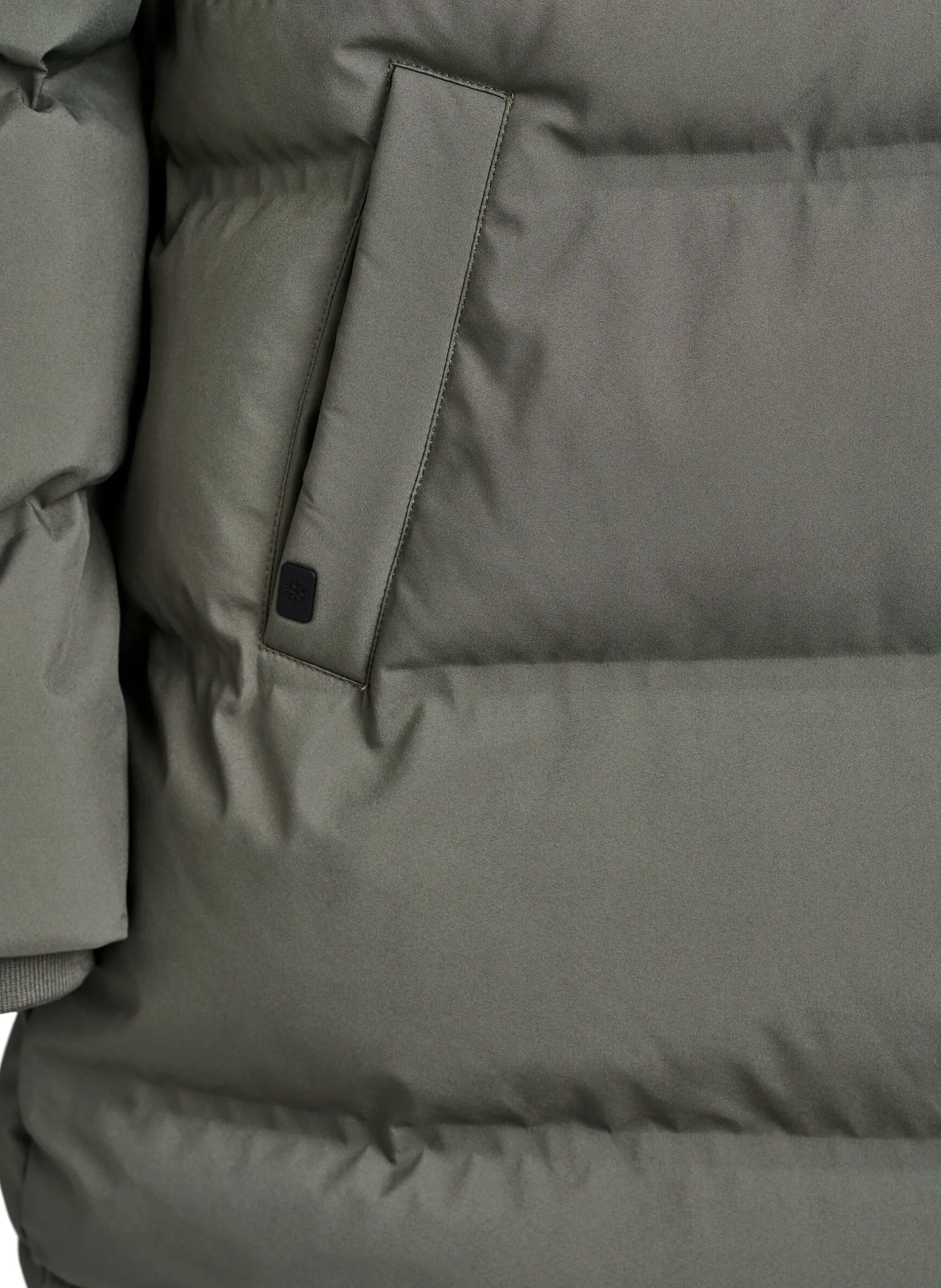 Mittellange Pufferjacke mit verstellbarer Taille