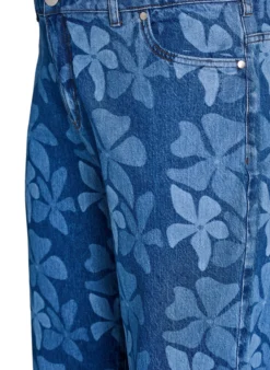 Myra Jeans aus geblümtem Denim mit weiter Passform