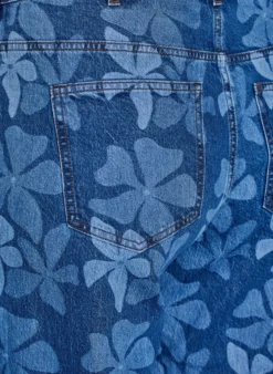 Myra Jeans aus geblümtem Denim mit weiter Passform
