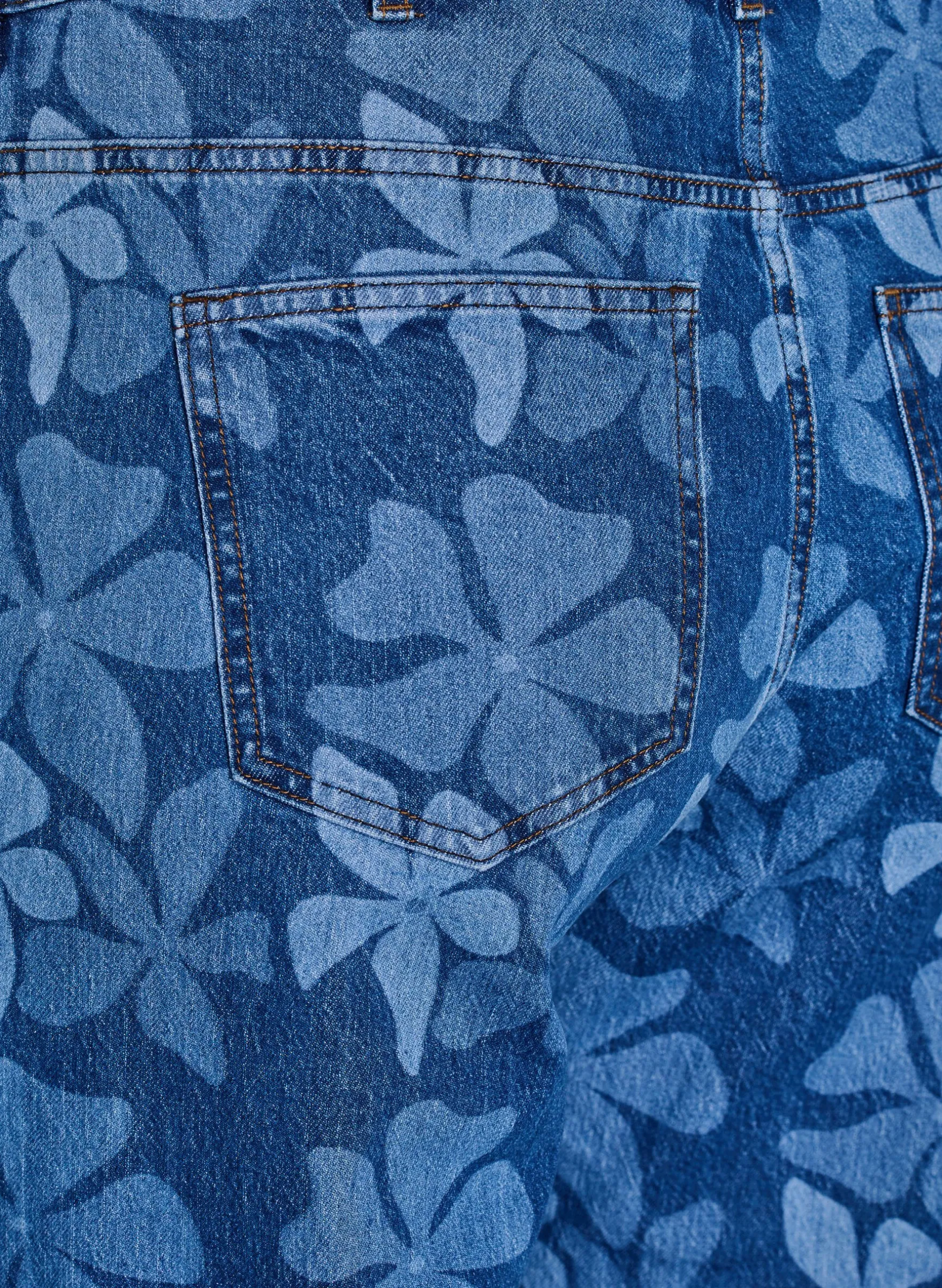 Myra Jeans aus geblümtem Denim mit weiter Passform