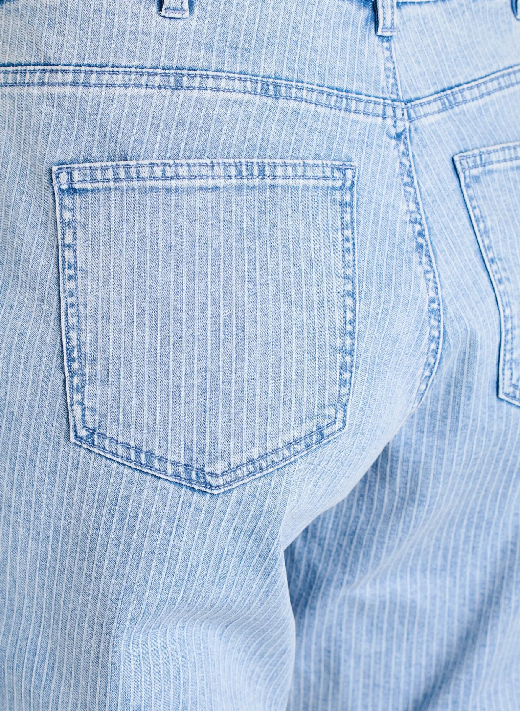 Nadelstreifen-Jeans Kiana mit gerader Passform