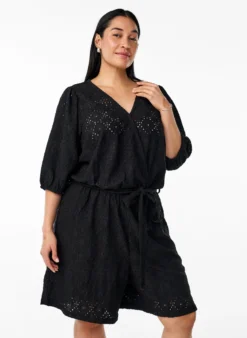 Playsuit mit kurzen Ärmeln und Bindegürtel