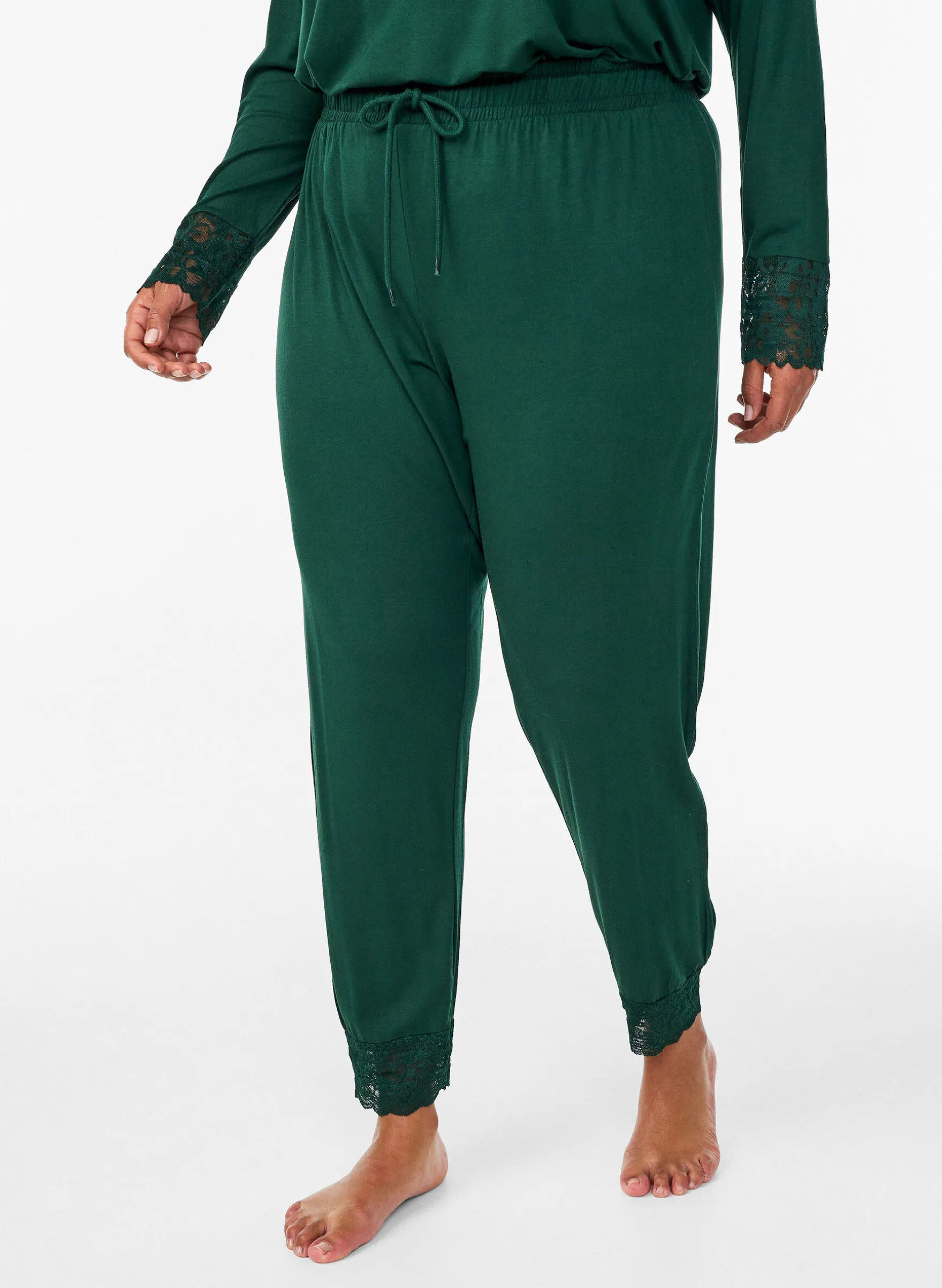 Pyjamahose mit Spitzen und hoher Taille