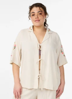 Pyjamaoberteil aus Viskose mit Bindeband und Blumenmuster