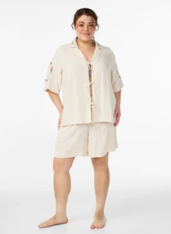 Pyjamaoberteil aus Viskose mit Bindeband und Blumenmuster
