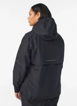 Regenjacke mit reflektierenden Details