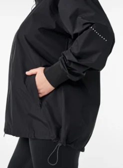 Regenjacke mit reflektierenden Details