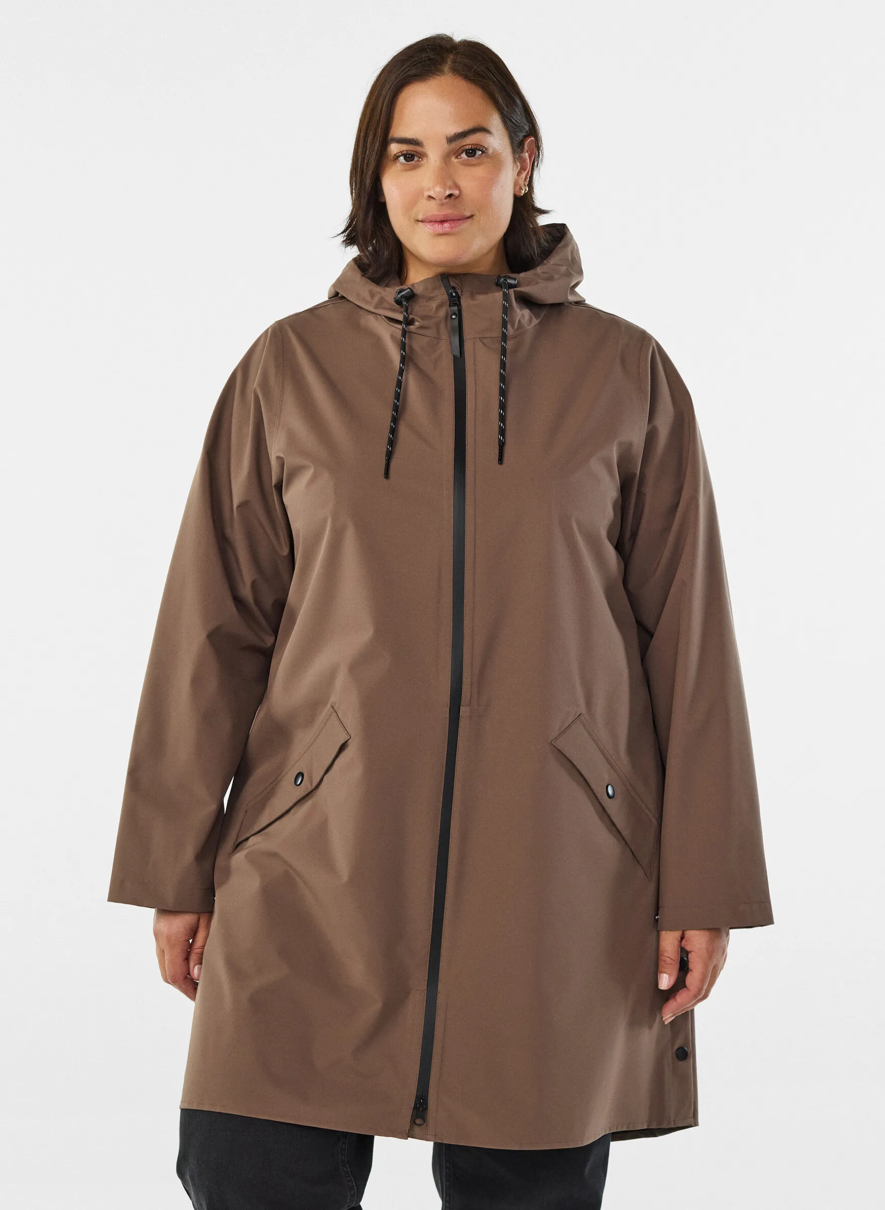 Regenjacke mit Taschen und Kapuze.