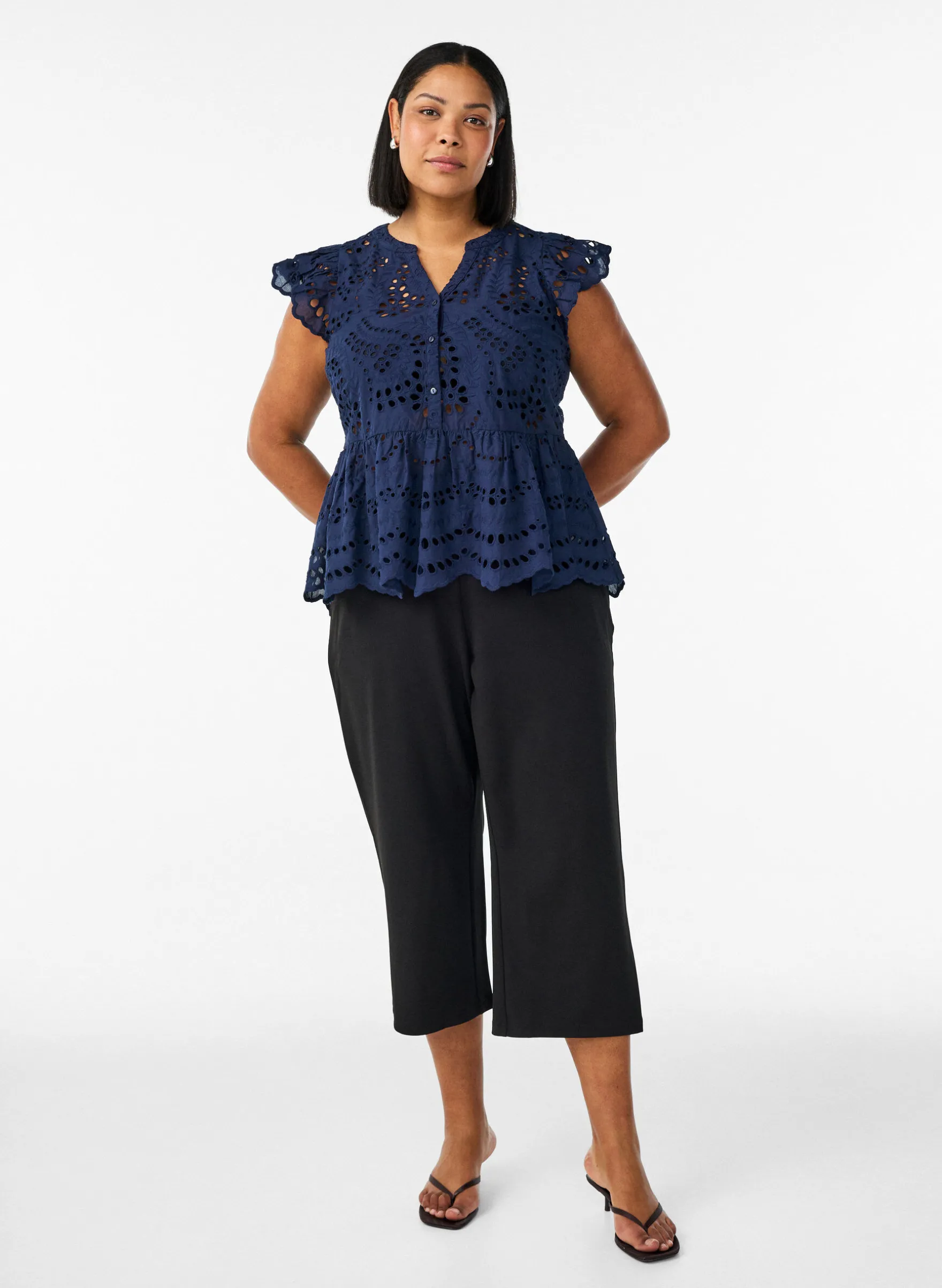 Ärmellose Bluse aus Lochstickerei mit Rüschen
