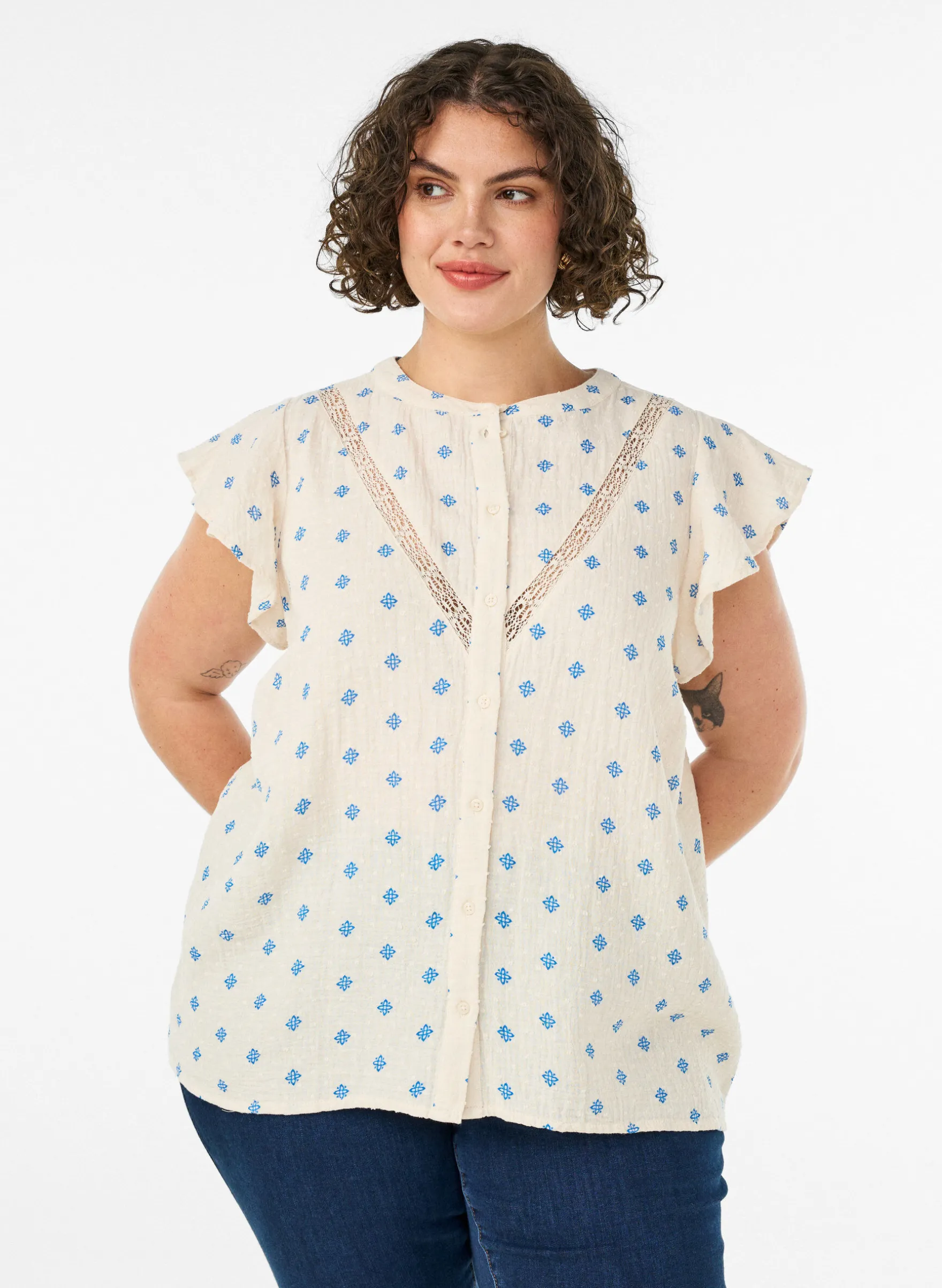 Ärmellose Bluse mit Häkelborte und Rüschendetail