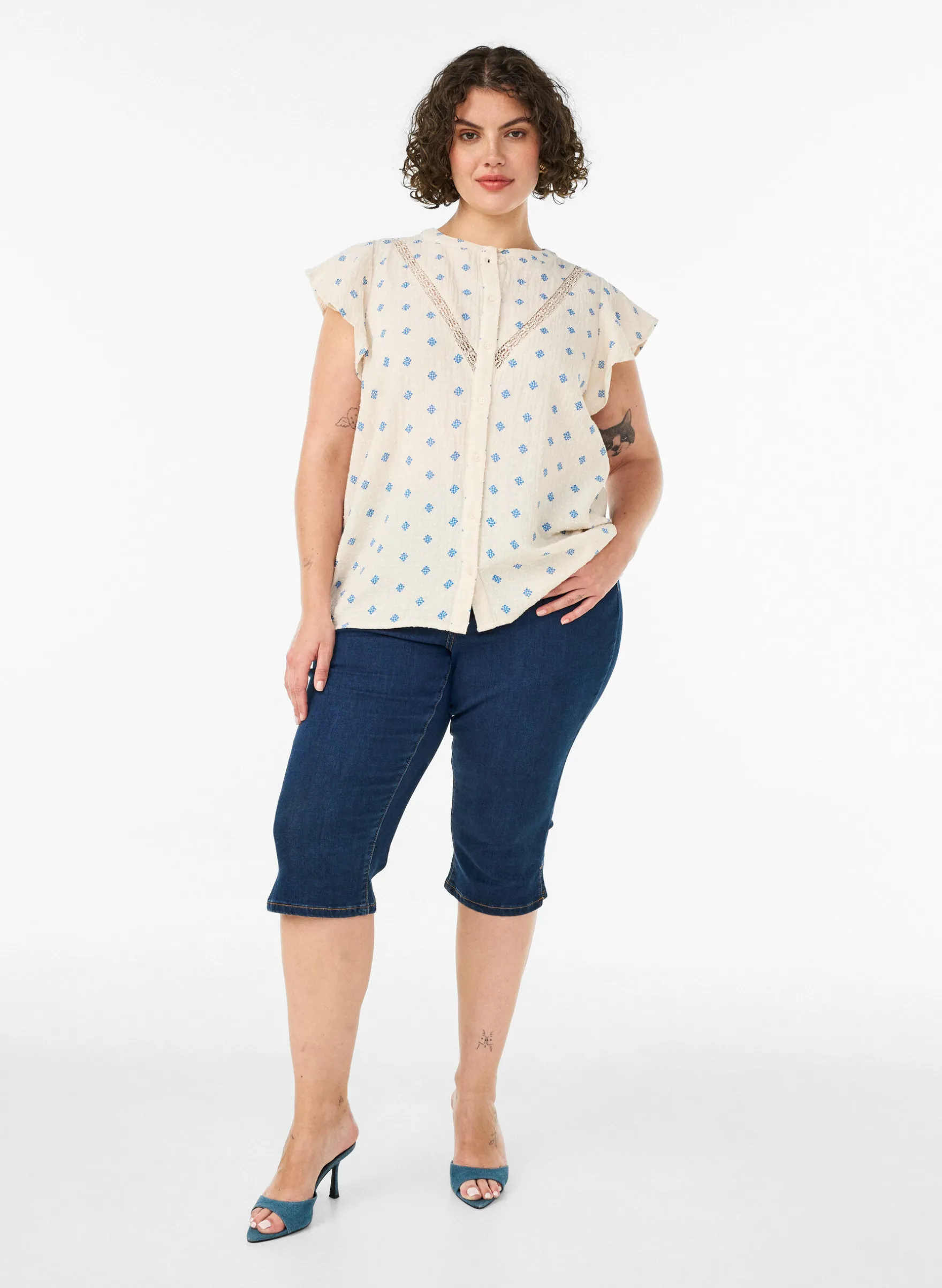 Ärmellose Bluse mit Häkelborte und Rüschendetail