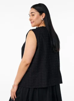 Ärmellose Bluse mit Lochstickerei und Rüschen