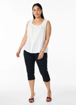 Ärmellose Bluse mit Lochstickerei und Rüschen