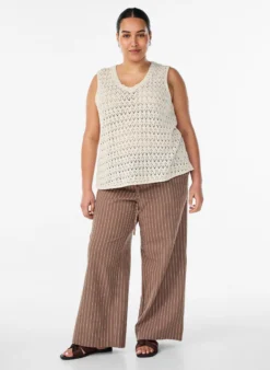 Ärmellose Bluse mit Lochstickerei und V-Ausschnitt