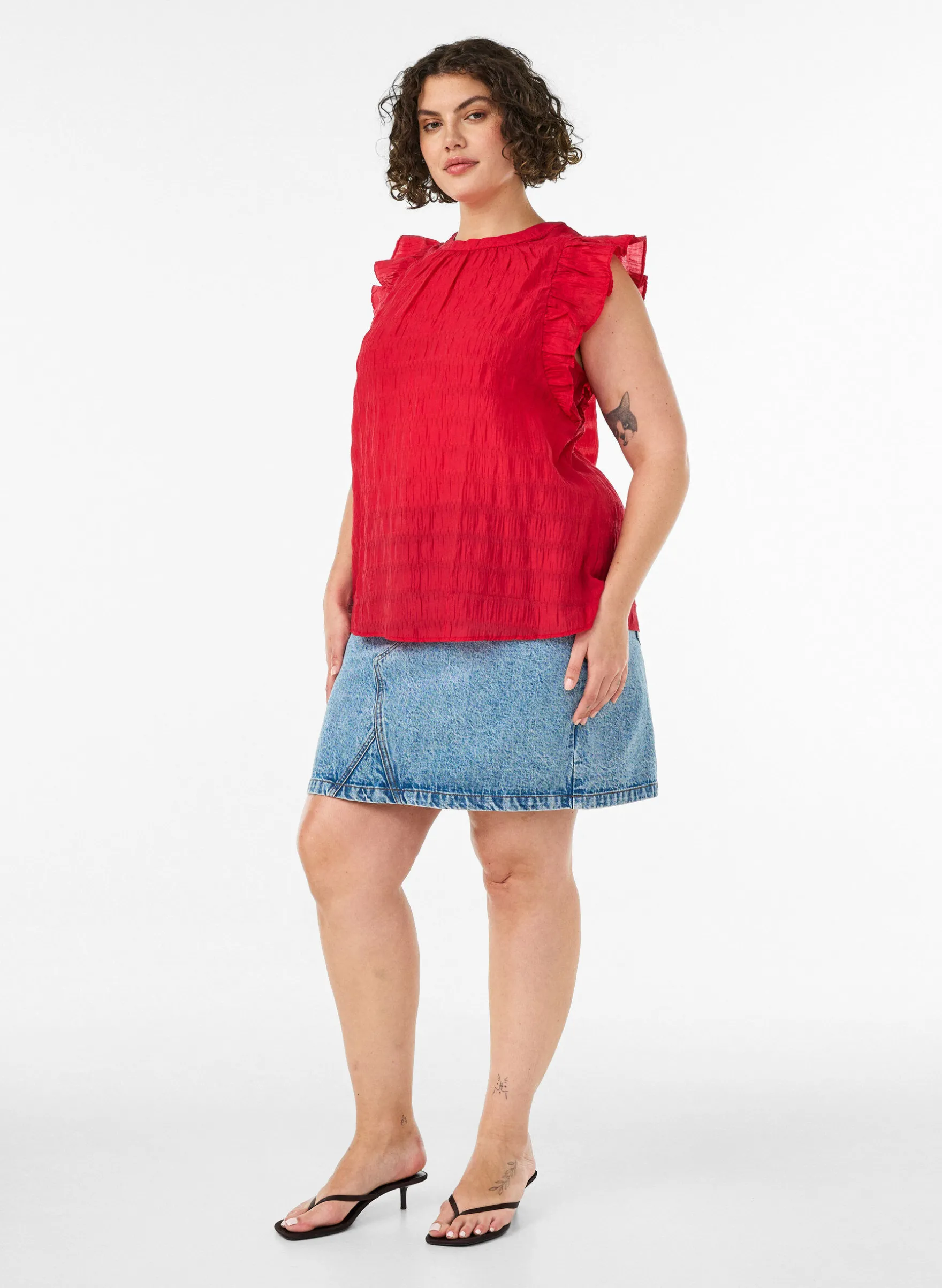Ärmellose Bluse mit Struktur und Rüschen
