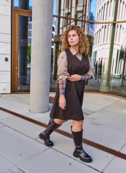 Ärmelloses A-Linien-Kleid mit Nadelstreifen