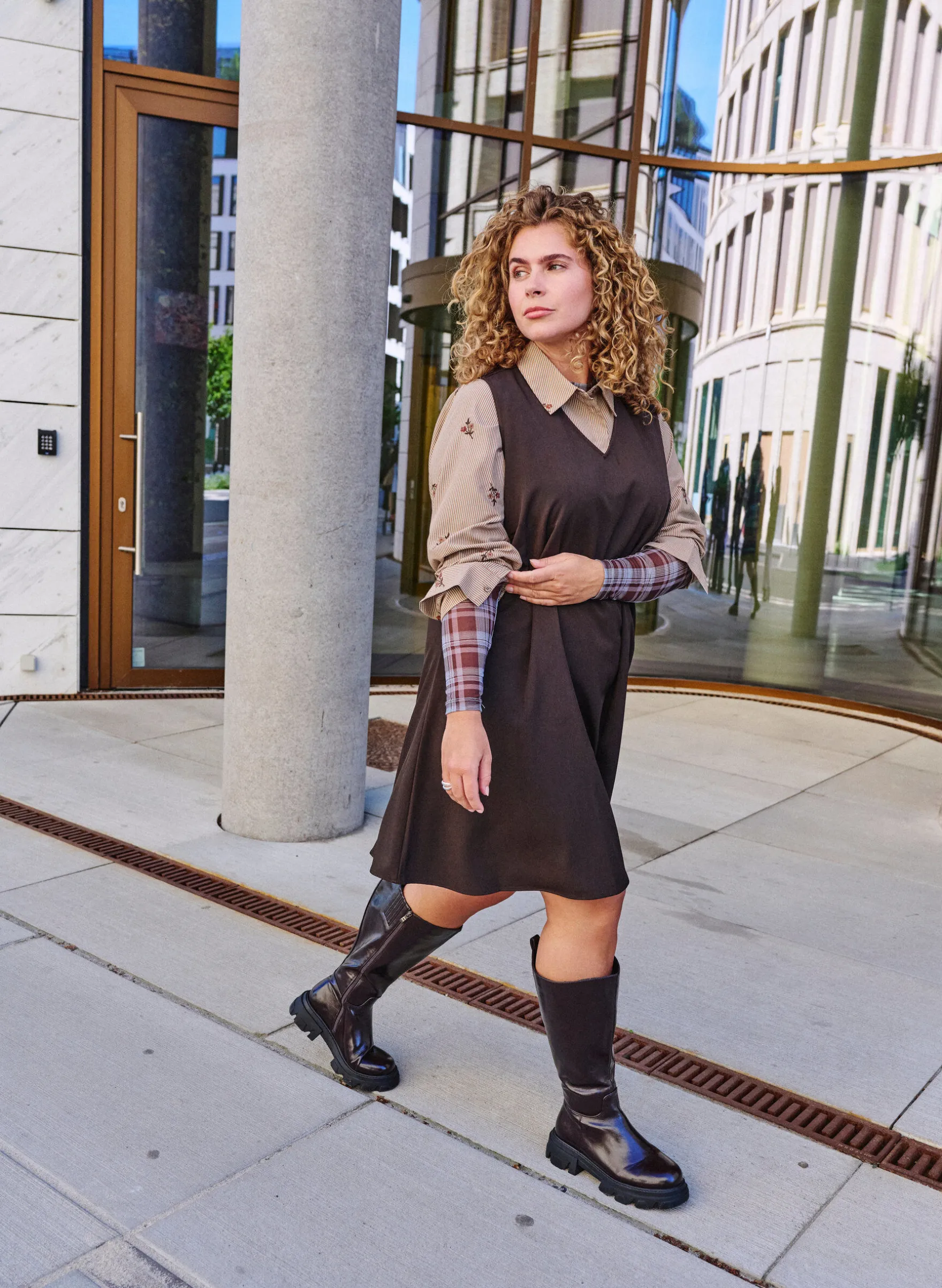 Ärmelloses A-Linien-Kleid mit Nadelstreifen
