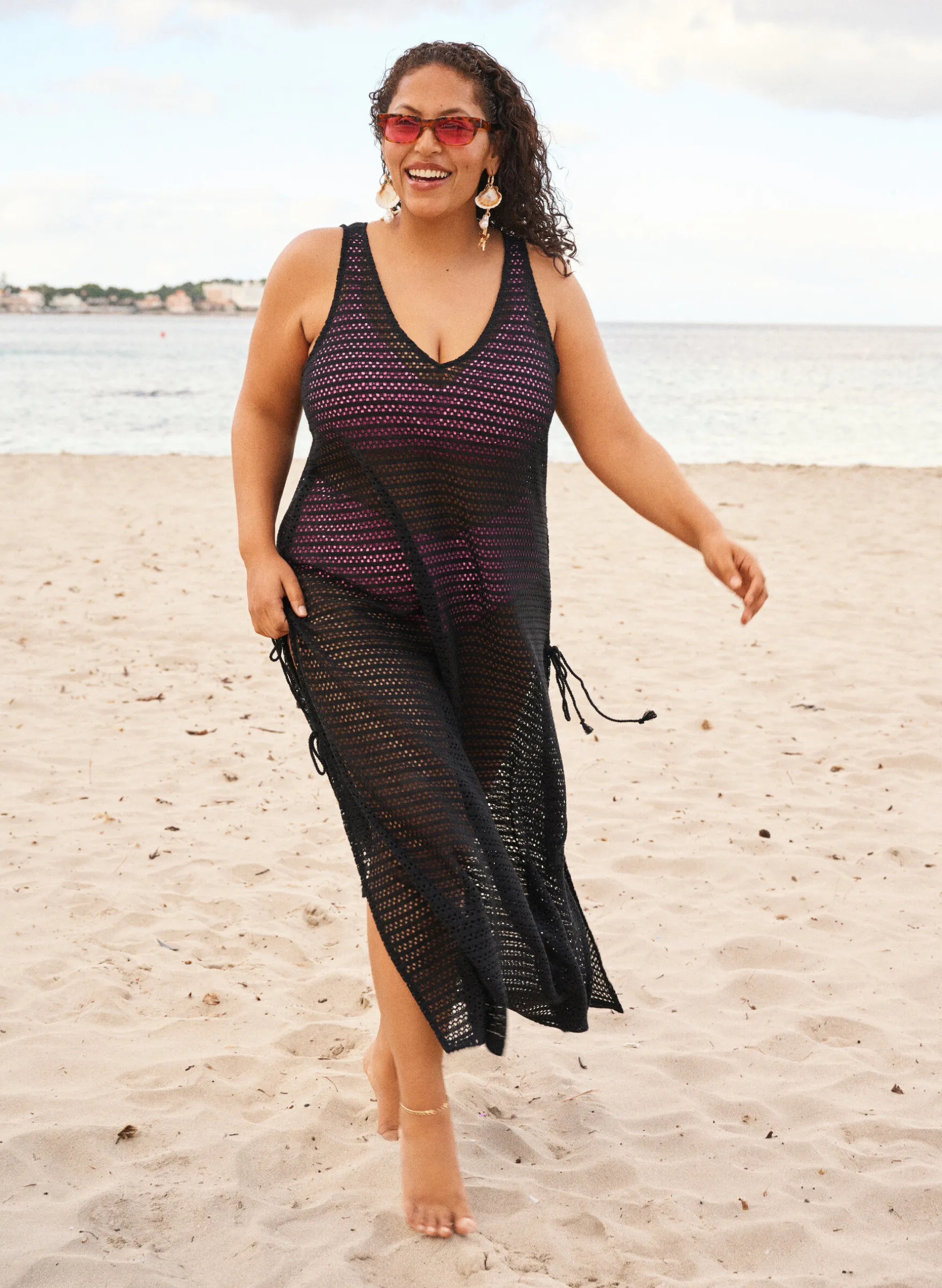 Ärmelloses Strandkleid mit Lochstickerei und Seitenschlitzen