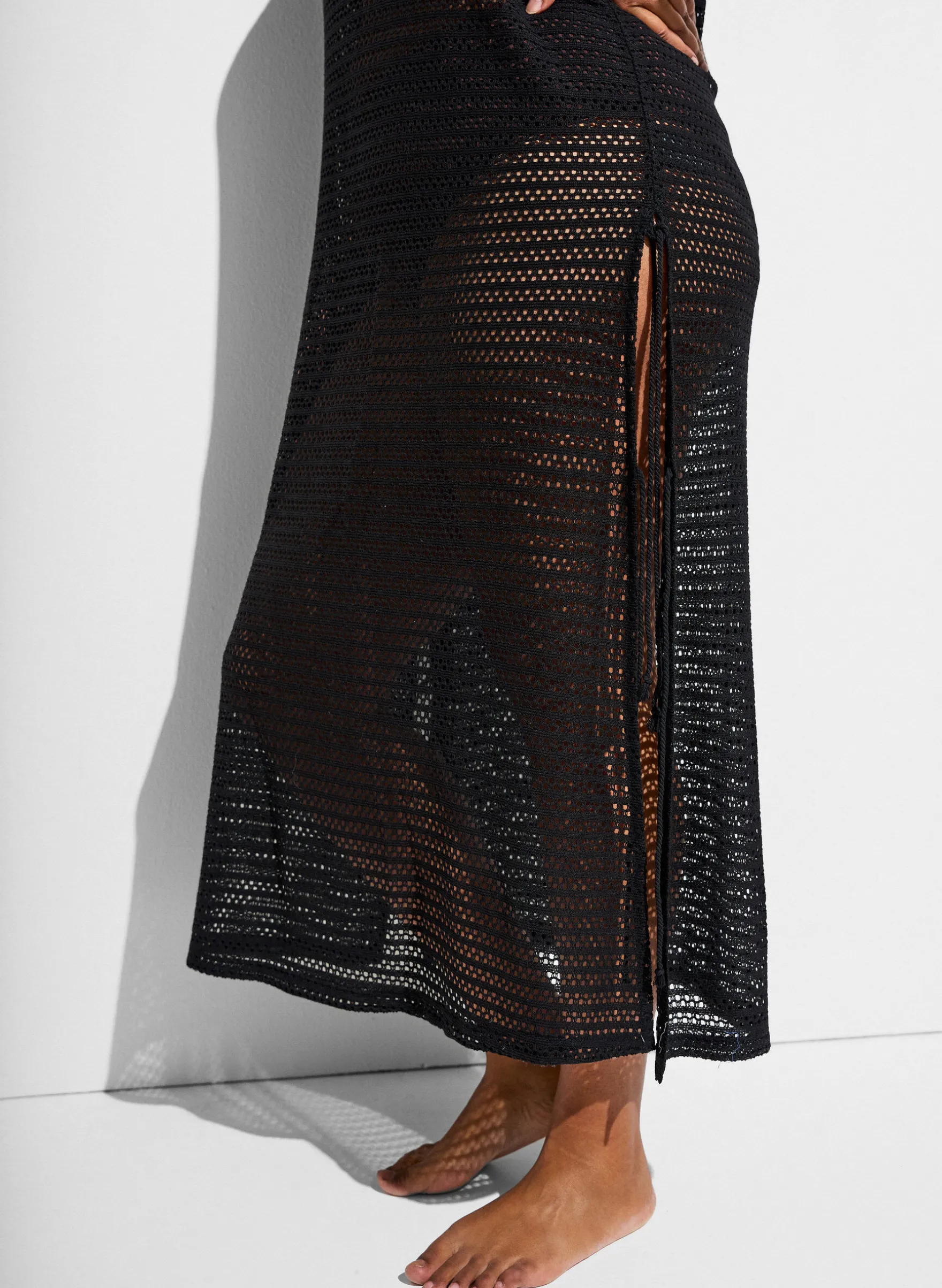 Ärmelloses Strandkleid mit Lochstickerei und Seitenschlitzen
