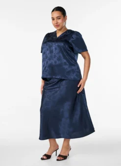 Rock aus Satin mit Ton-in-Ton-Blumenmuster